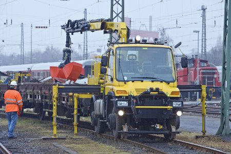 Mercedes Unimog dual-mode railway model